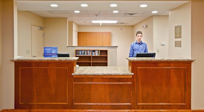 Отель Candlewood Suites Champaign-Urbana University Area