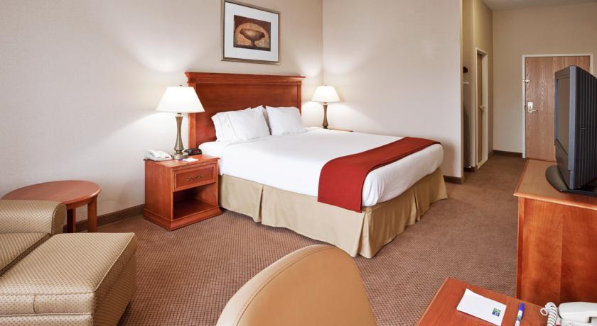 Отель Holiday Inn Express Hotel & Suites Detroit-Utica