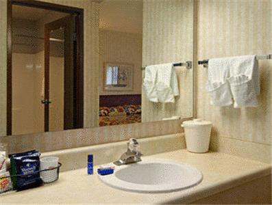 Отель Baymont Inn Fort Wayne
