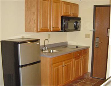 Отель Hometown Inn & Suites