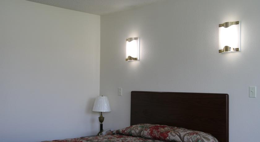 Отель Deluxe Motel Slidell