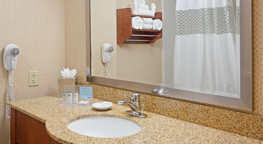 Отель Hampton Inn Boston Logan Airport