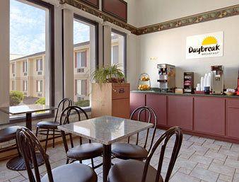 Отель Days Inn & Suites Frostburg