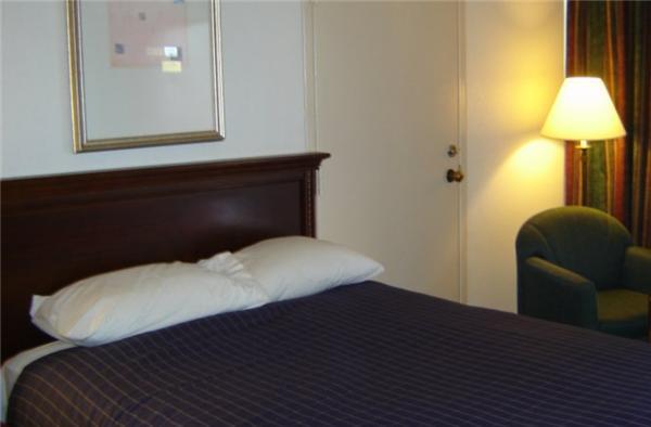 Отель America's Best Inn & Suites Birmingham