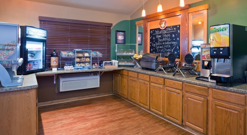 Отель AmericInn Lodge & Suites Fergus Falls