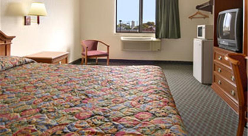 Отель Super 8 Portsmouth  Oldetown