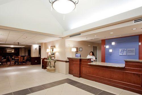 Отель Holiday Inn Express & Suites Chesapeake
