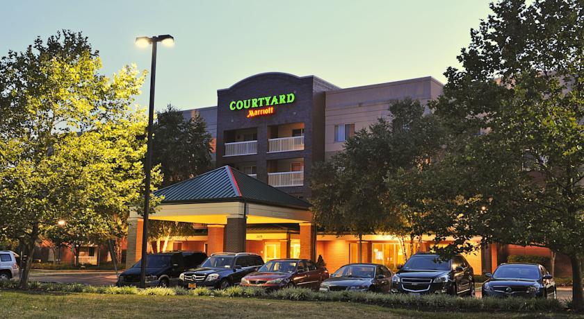 Отель Courtyard Edison Woodbridge
