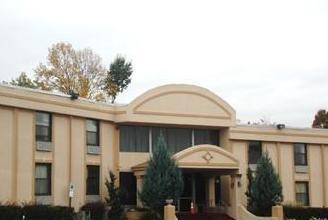 Отель Town House Inn and Suites