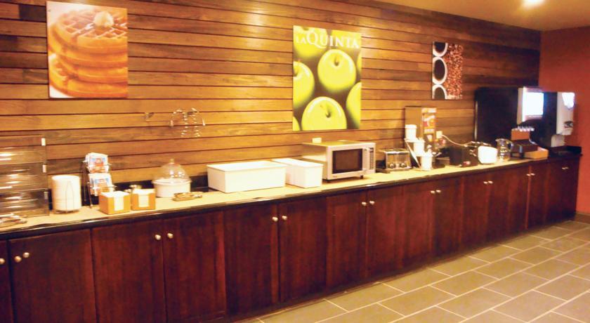 Отель Runnemede Inn & Suites