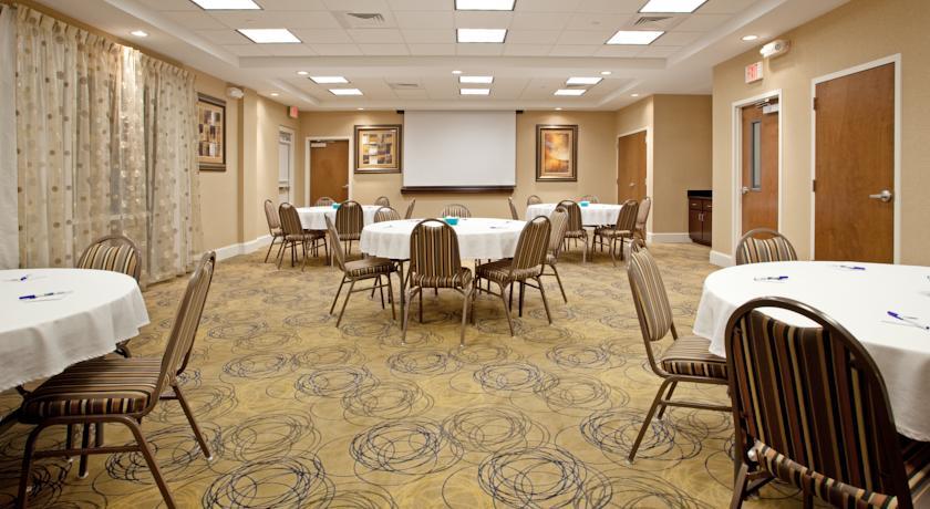 Отель Holiday Inn Express Pembroke