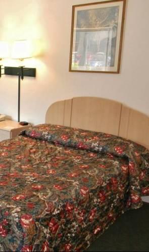 Отель Saratoga Downtowner Motel