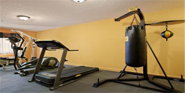 Отель Days Inn and Suites Upper Sandusky