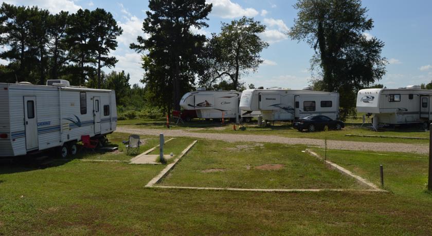 Отель Broken Bow Inn and RV Park