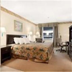 Отель Days Inn and Suites Savannah