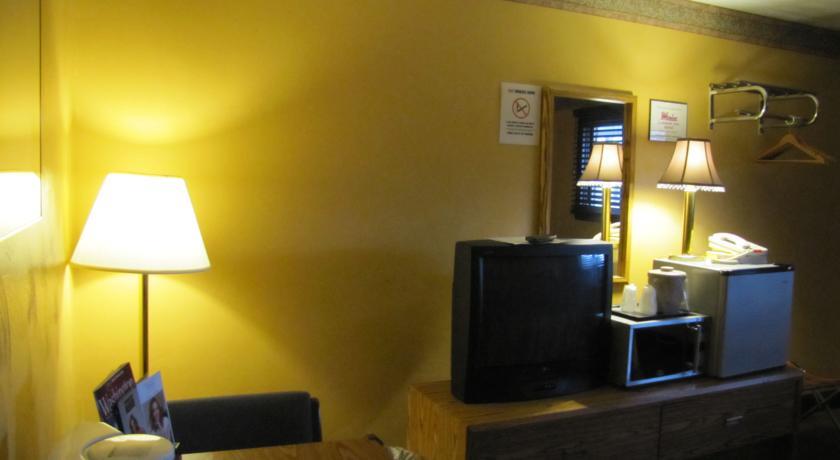 Отель Colonial Inn Motel