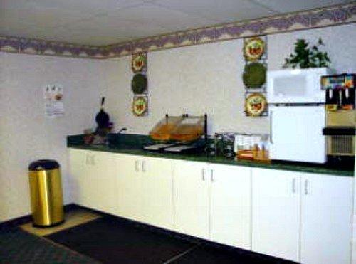 Отель Super Inn & Suites