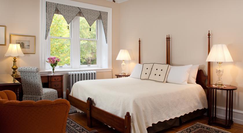 Мини-отель Cornerstone Bed & Breakfast