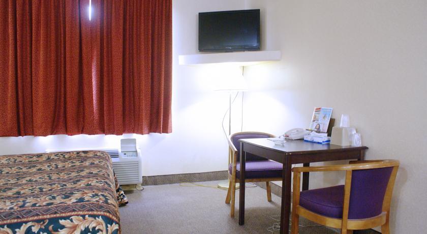 Отель Days Inn Roosevelt Boulevard