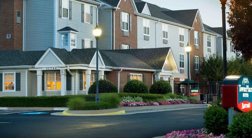 Отель TownePlace Suites Dulles Airport