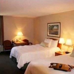 Отель Hampton Inn & Suites Newtown