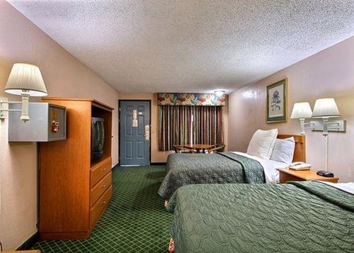 Отель Econo Lodge Pooler