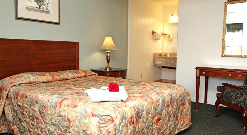 Отель Monterey Oceanside Inn