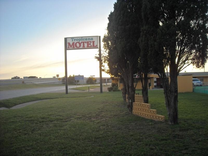 Отель Tropicana Motel Bastrop