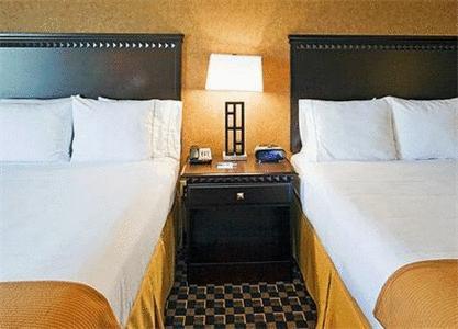 Отель Holiday Inn Express Hotel & Suites Ennis