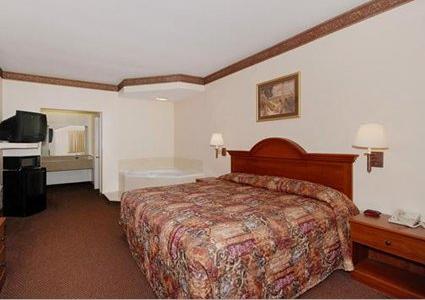 Отель Econo Lodge Inn&Suites Airport