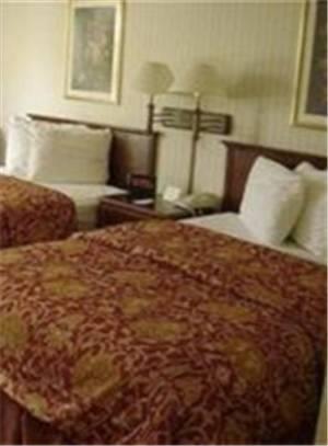 Отель Governor's Inn & Suites
