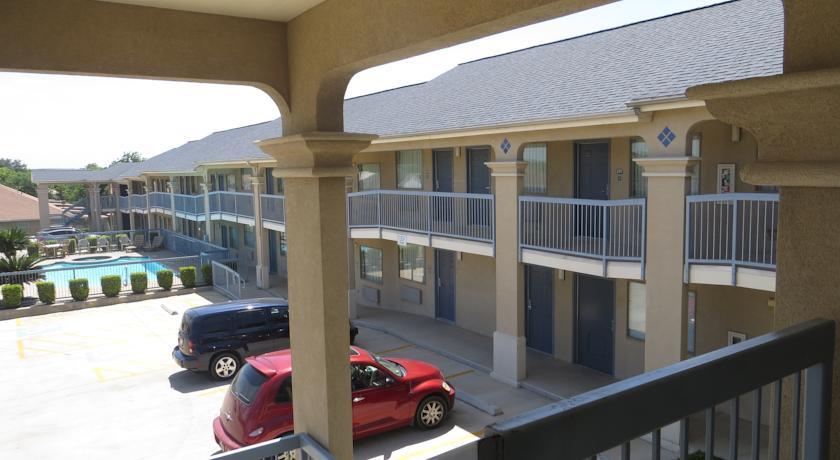 Отель Executive Inn & Suites New Braunfels