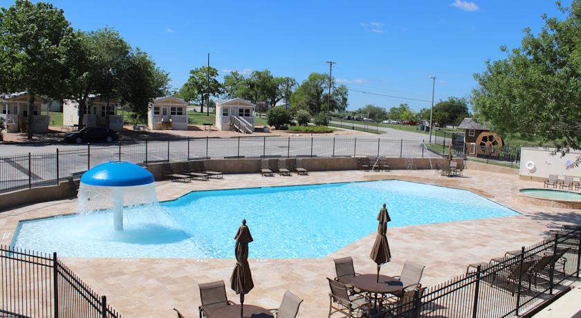 Отель Hill Country RV Resort & Cottage Rentals