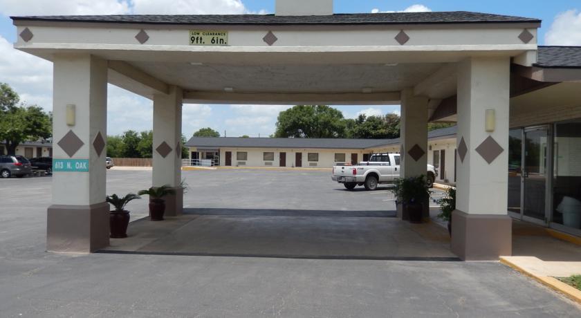 Отель Executive Inn Pearsall