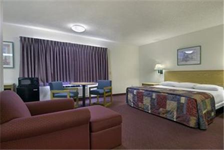 Отель Plano Inn & Suites