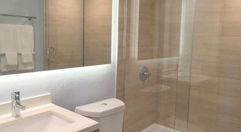Отель Beachside Inn & Suites