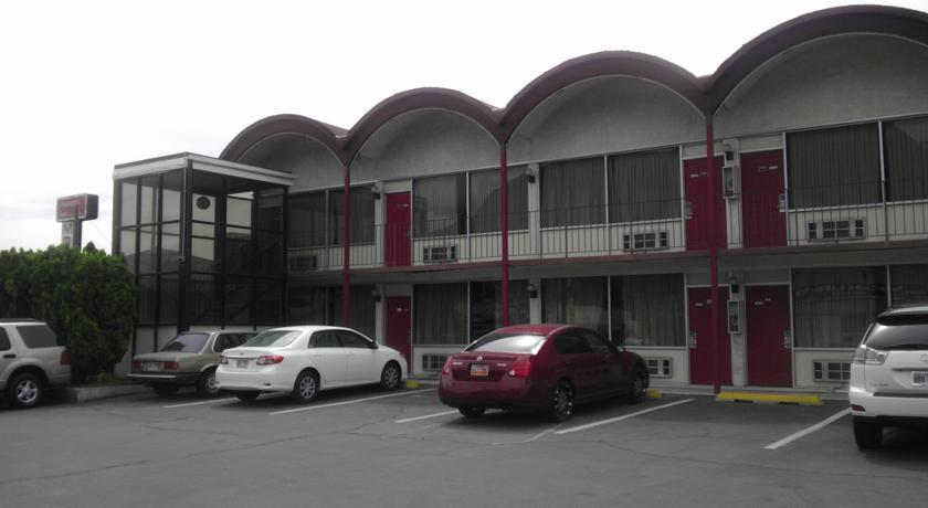 Отель Executive Inn & Suites