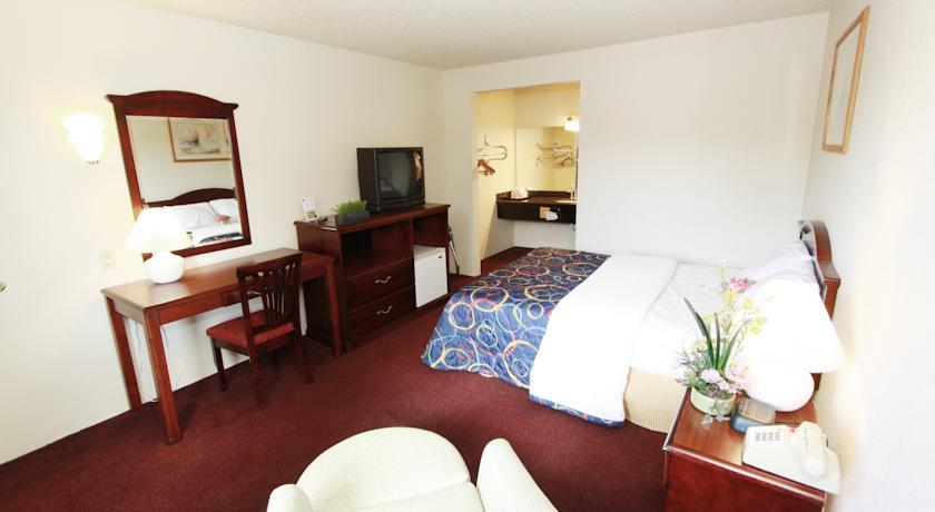 Отель Econo Lodge Renton  Bellevue