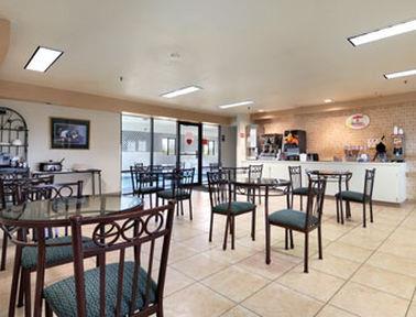Отель Super 8 Airport West Spokane