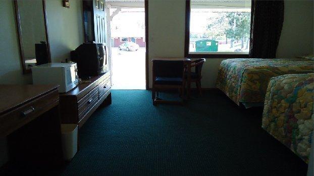 Отель Spinning Wheel Motel