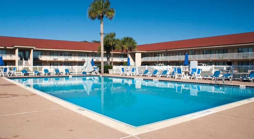 Отель Days Inn & Suites Amelia Island