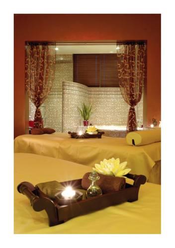 Отель Hotel Diplomat Plaza