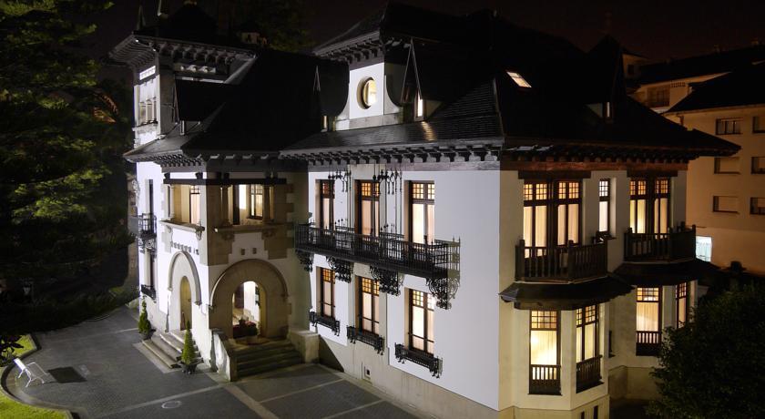 Отель Palacio Arias