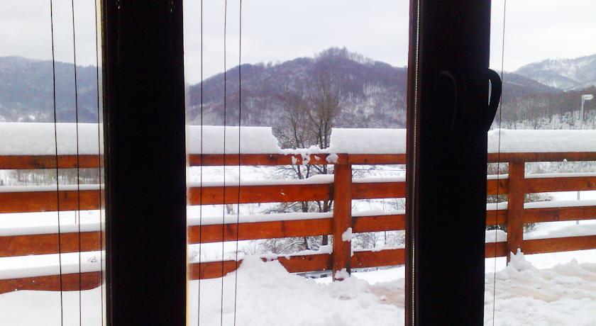 Отель The Log Cabin Minic