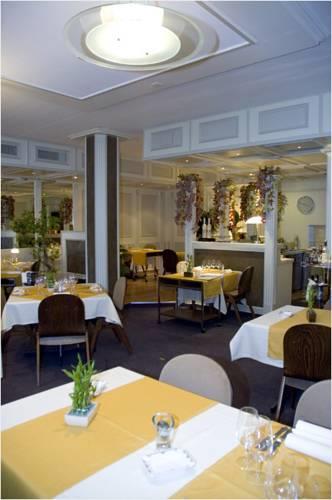 Отель Hôtel Le National