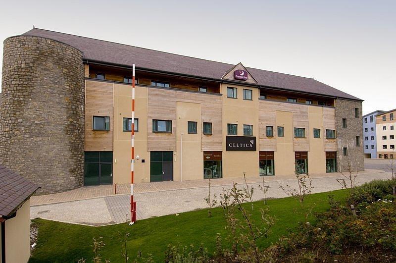Отель Premier Inn Caernarfon