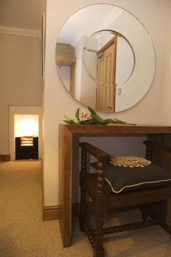 Отель Cafe Valance Bar & Rooms