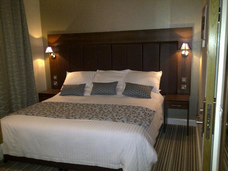 Отель Twin Oaks Hotel