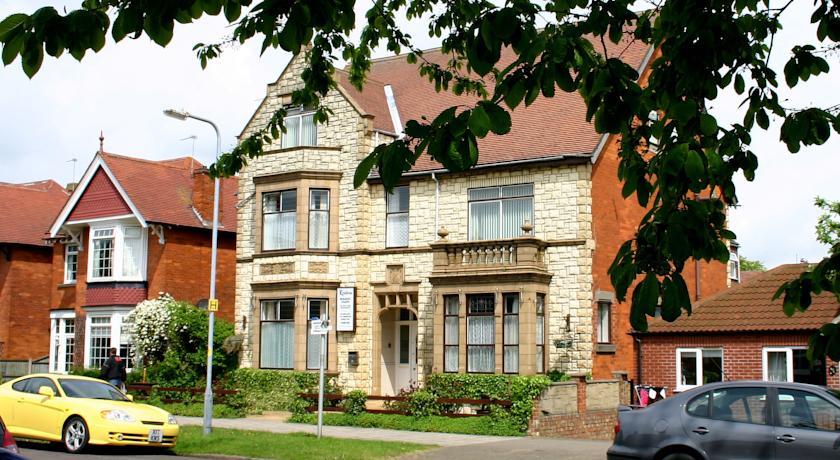 Апартаменты Lyndene Holiday Apartments
