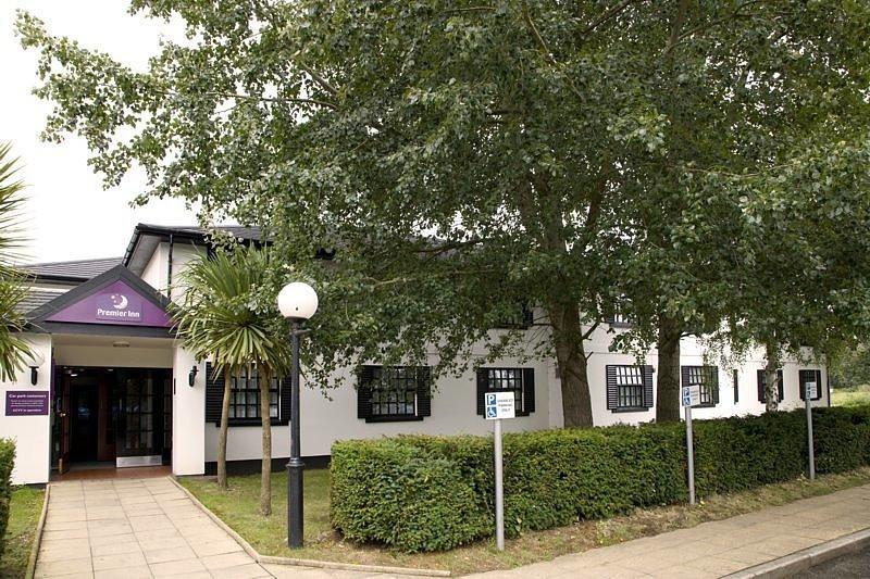Отель Premier Inn Cobham